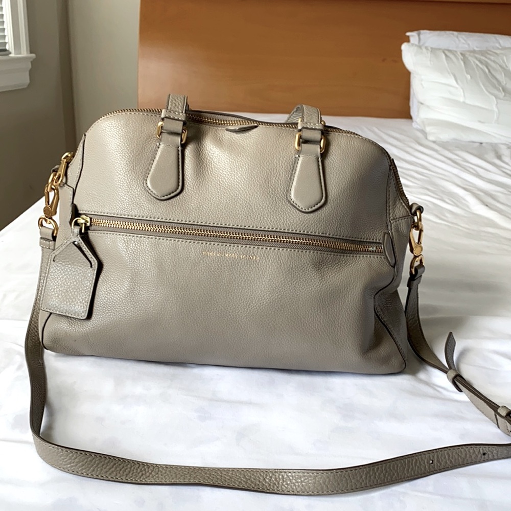 MARC BY MARC JACOBS TAUPE HANDBAG W/ ADJUSTABLE STRAP